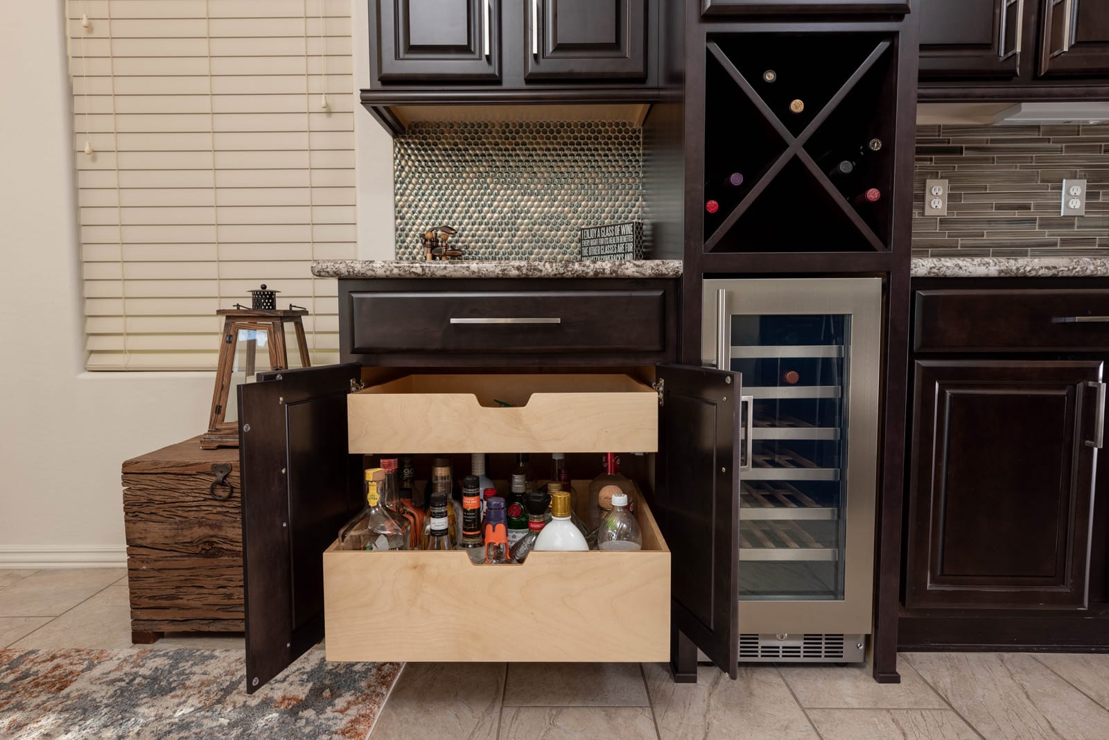 Bar cabinet roll-out for bottles