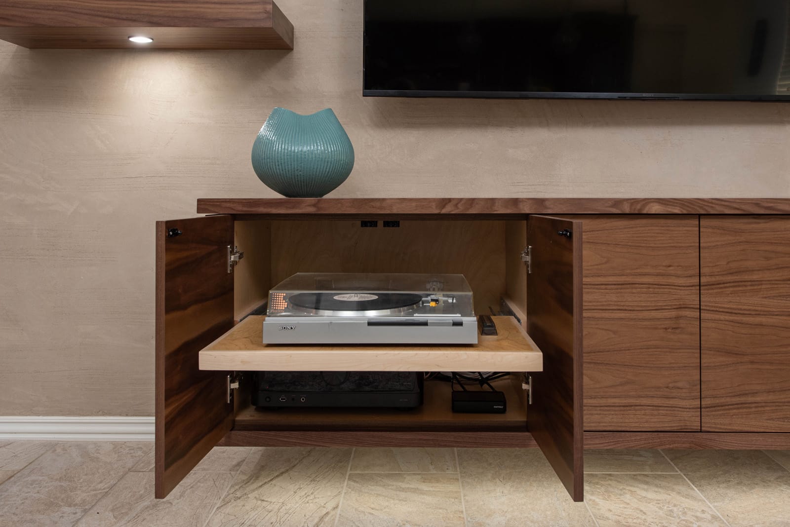 Media cabinet with turntable pull-out